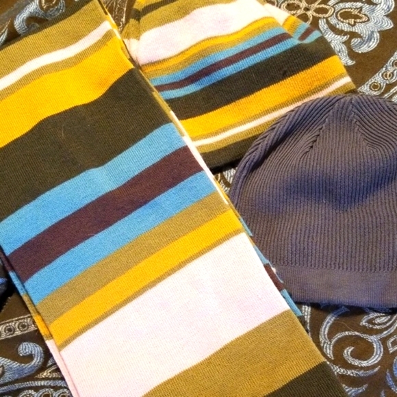 Hooters beanies and scarf - Picture 3 of 4